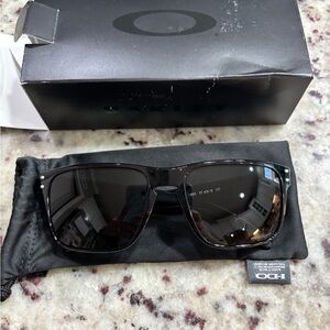 Oakley Men's OO9102 Holbrook sunglasses polished / prism black Brand New!